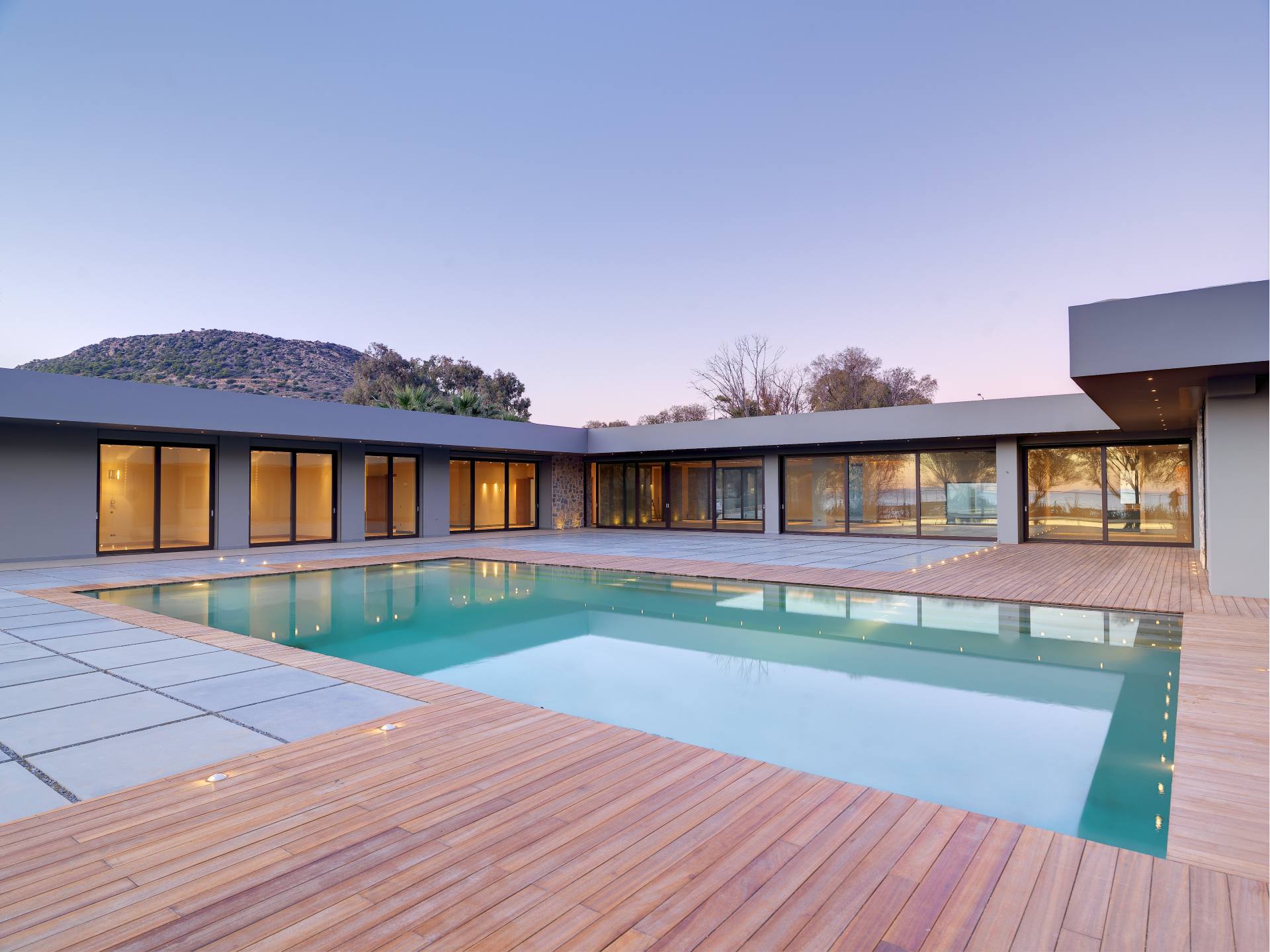 VACATION HOMES AND PRIVATE ISLANDS