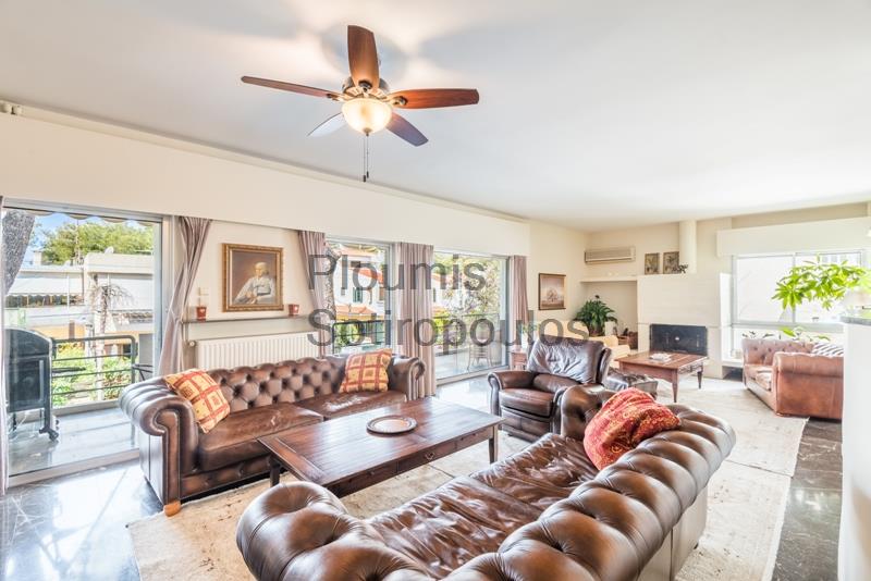 Οικόπεδο με Διπλοκατοικία στην Κηφισιά Ελλάδα προς Πώληση