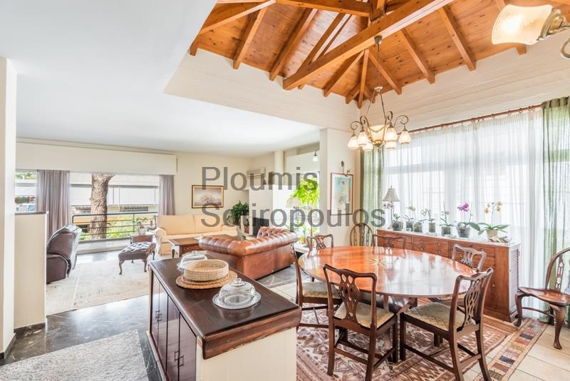 Οικόπεδο με Διπλοκατοικία στην Κηφισιά Ελλάδα προς Πώληση