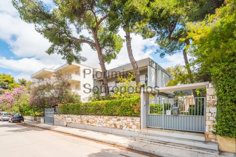 Οικόπεδο με Διπλοκατοικία στην Κηφισιά Ελλάδα προς Πώληση