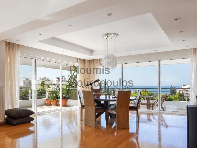 Glyfada, Luxurious apartment with view to the sea