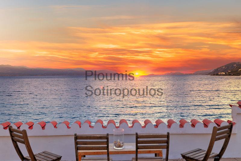 Κλασική Παραθαλάσσια Κατοικία στο Λουτράκι Ελλάδα προς Πώληση
