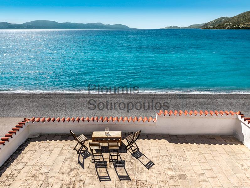 Κλασική Παραθαλάσσια Κατοικία στο Λουτράκι Ελλάδα προς Πώληση